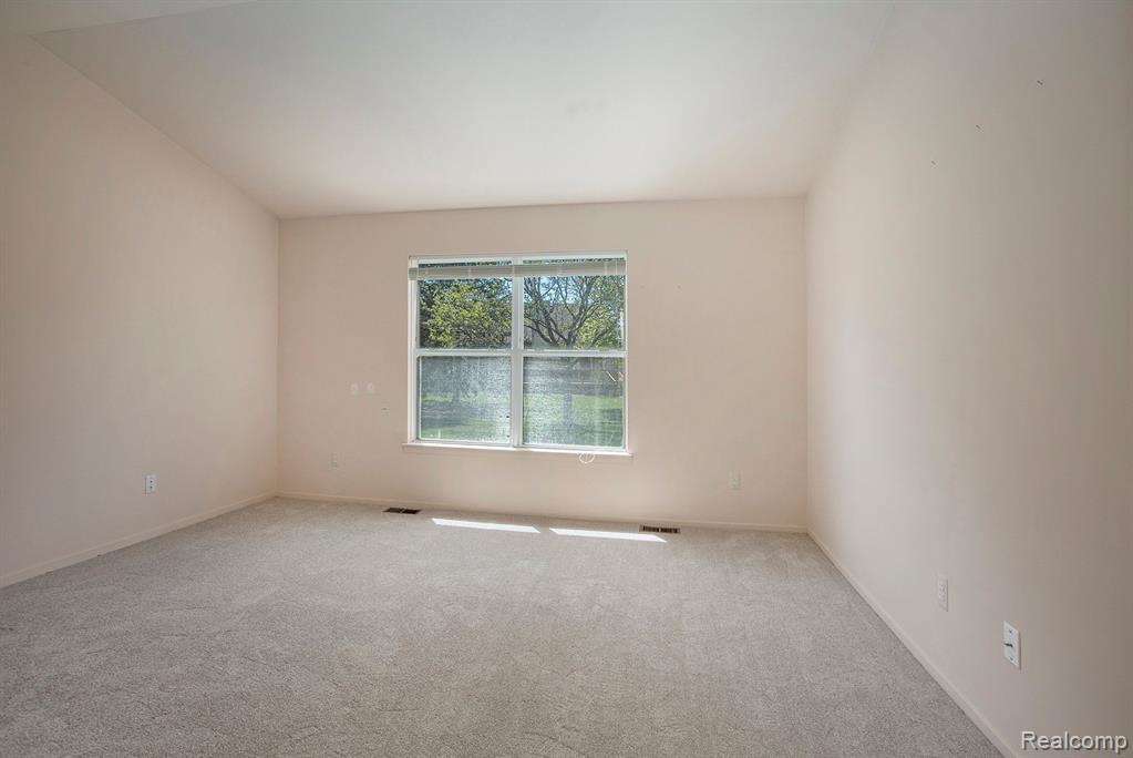 413 MULBERRY Drive, Commerce Twp, MI 48390 — Photo 18