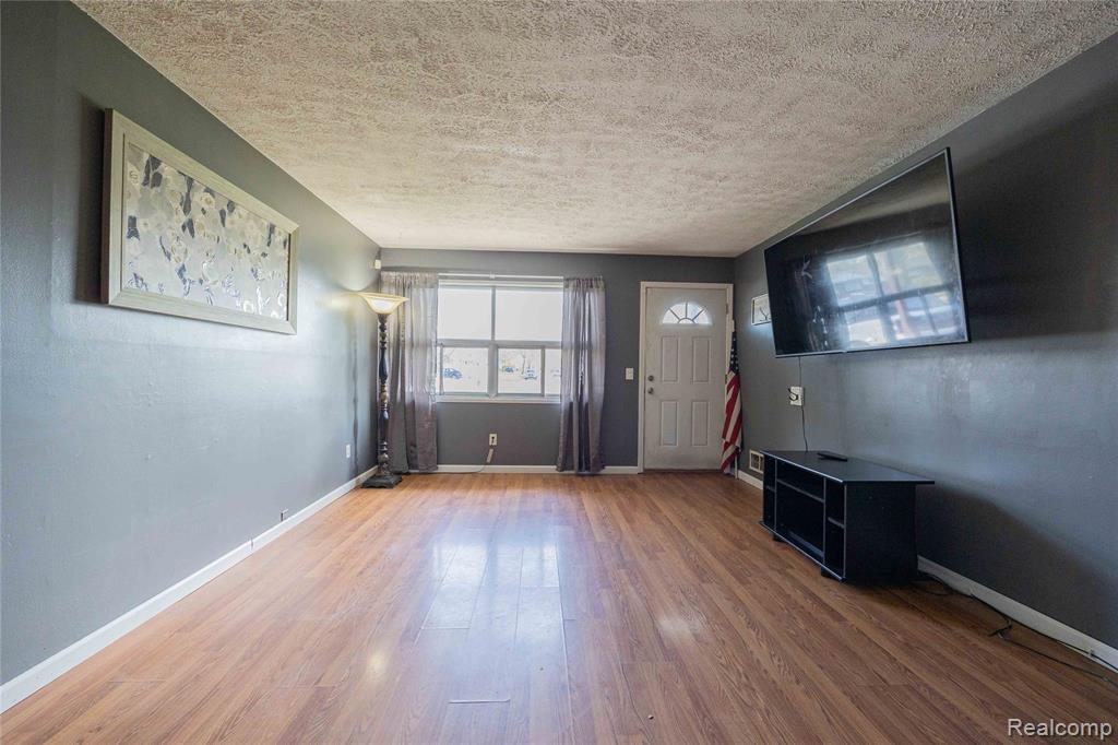 23300 N Brookside Drive, Dearborn Heights, MI 48125 — Photo 4