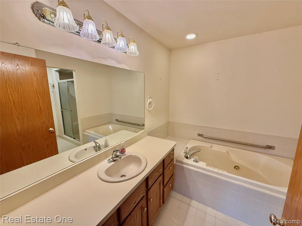 42827 Matthew Drive, Sterling Heights, MI 48313 — Photo 21