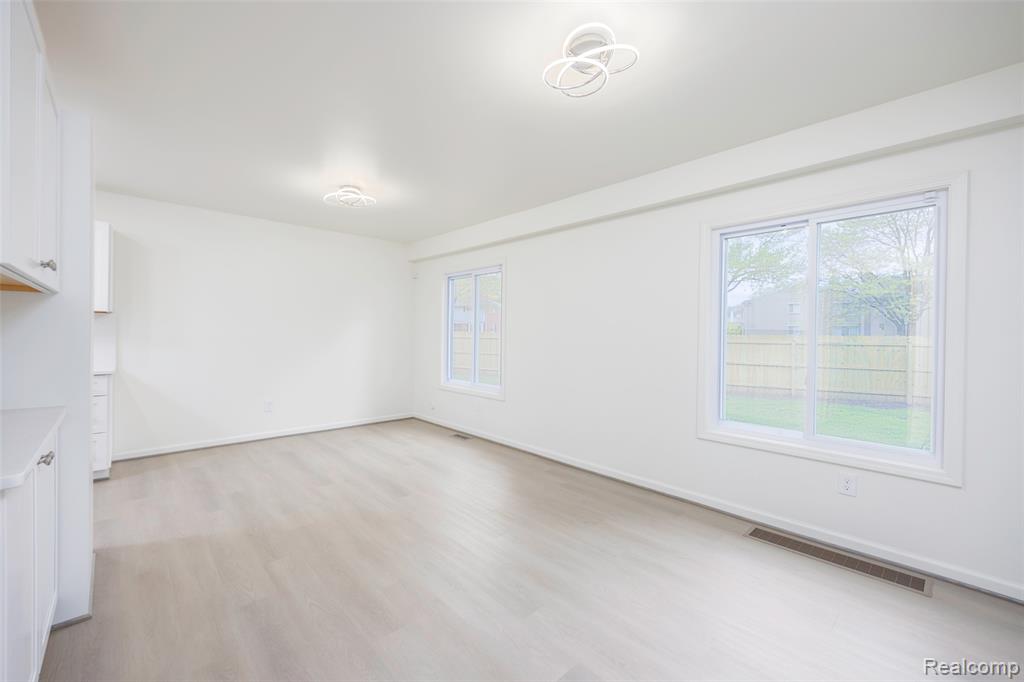 20505 Ridgemont Road, Harper Woods, MI 48225 — Photo 11