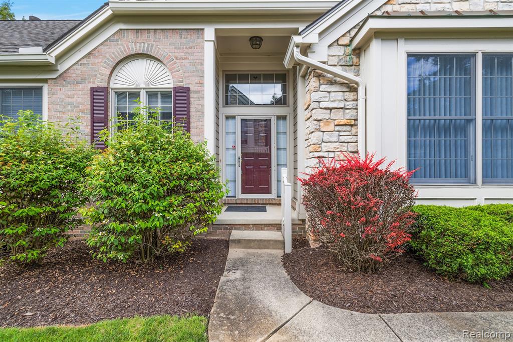 17061 LOCHMOOR, Northville, MI 48168 — Photo 2