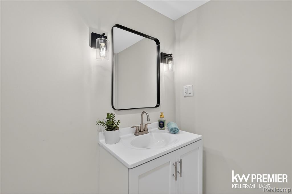 5658 Crescent Road, Waterford, MI 48327 — Photo 26