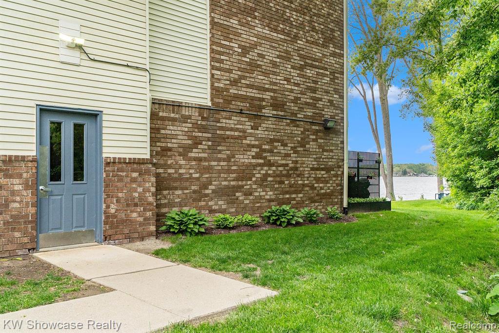 895 S PONTIAC Trail, C206, Walled Lake, MI 48390 — Photo 3