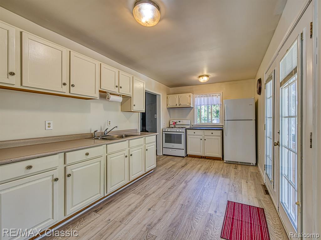 9156 Elizabeth Street, Whitmore Lake, MI 48189 — Photo 8
