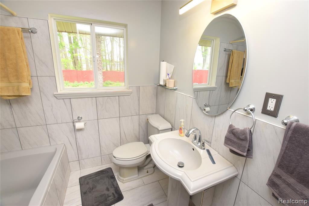 6022 Sally Court, Flint, MI 48505 — Photo 6
