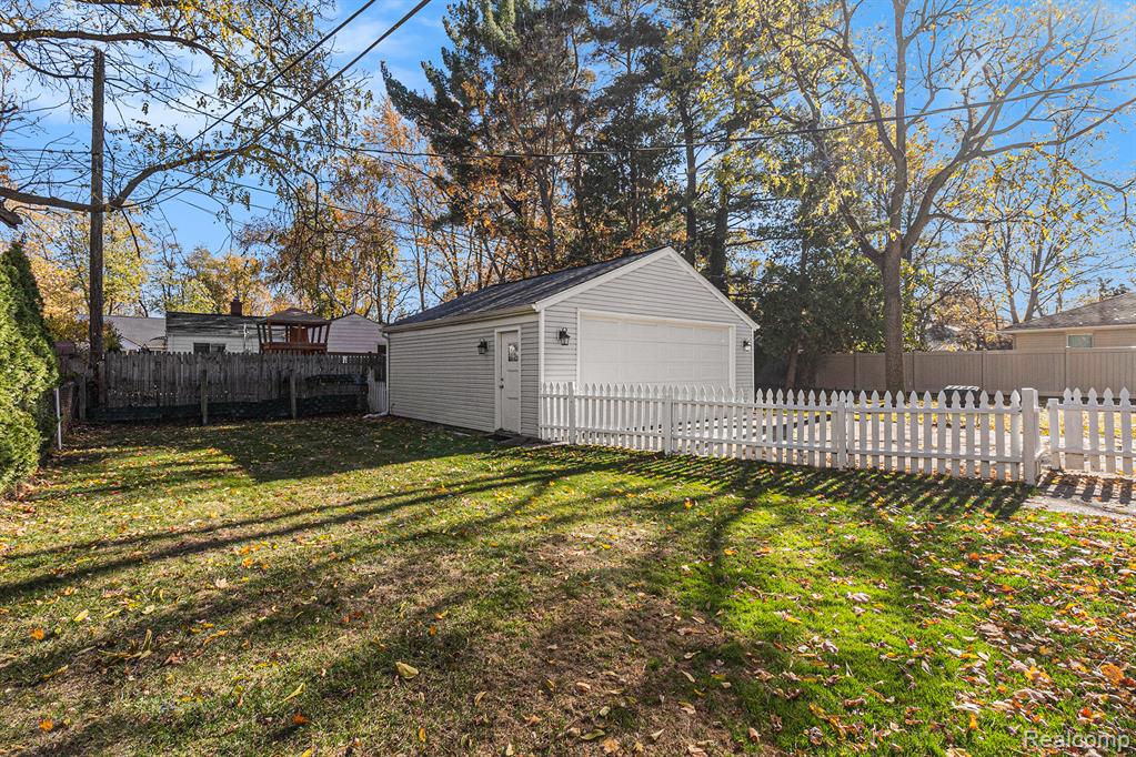 941 Marvell Place, Waterford, MI 48327 — Photo 25