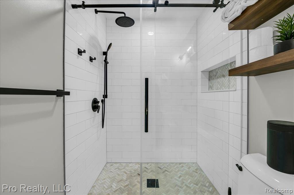 863 CALPERNIA, Wixom, MI 48393 — Photo 23