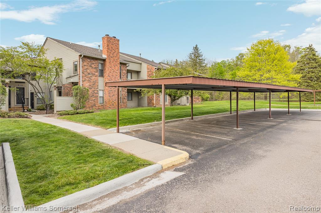 20745 Indian Creek Drive, Farmington Hills, MI 48335 — Photo 31