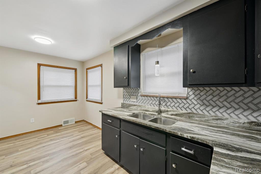 8356 GLENGARY Street, Dearborn Heights, MI 48127 — Photo 13