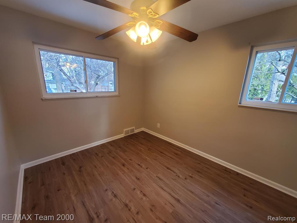 4565 UNIVERSAL Street, Dearborn Heights, MI 48125 — Photo 15