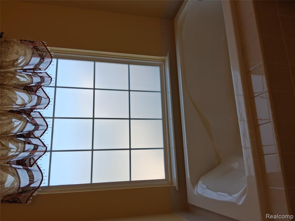 415 Lake Laura Drive, Pontiac, MI 48341 — Photo 12