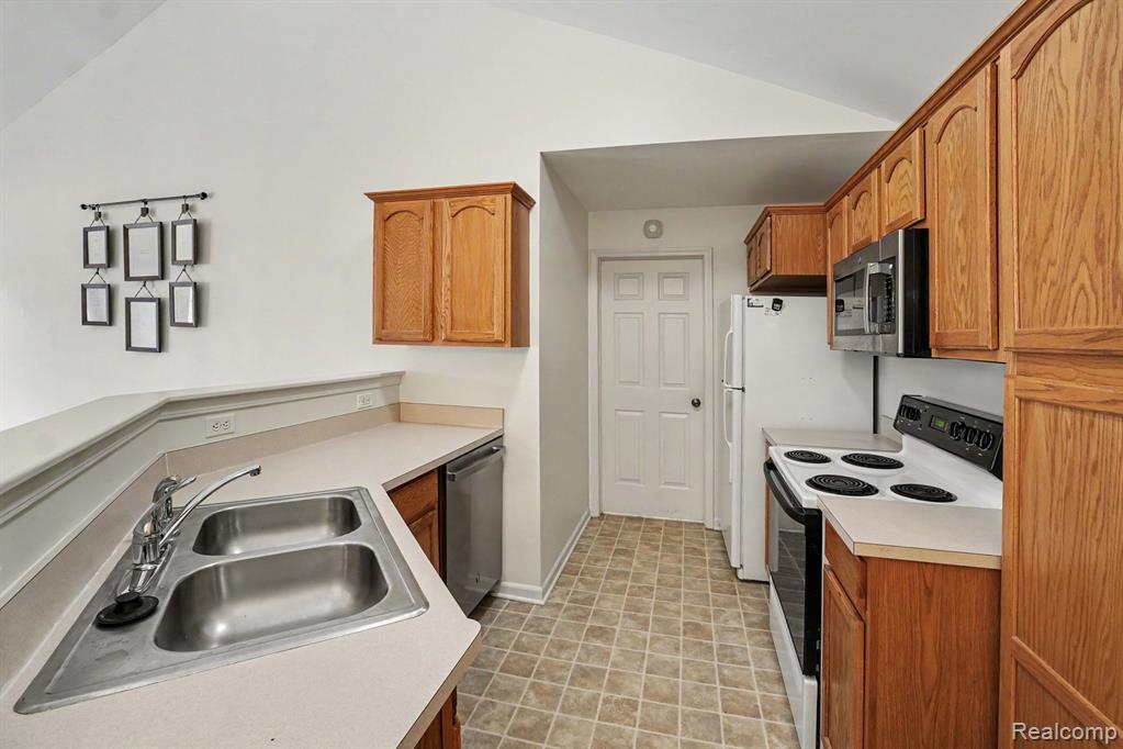 518 Olde English Circle, Howell, MI 48855 — Photo 9