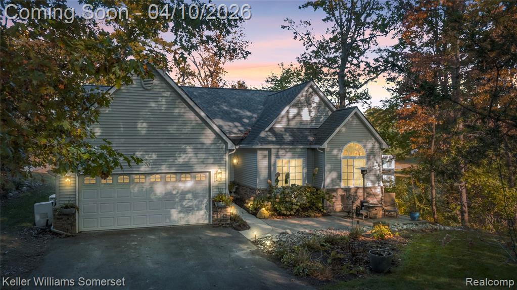 70 Lakeview Drive, Oxford, MI 48370 — front exterior