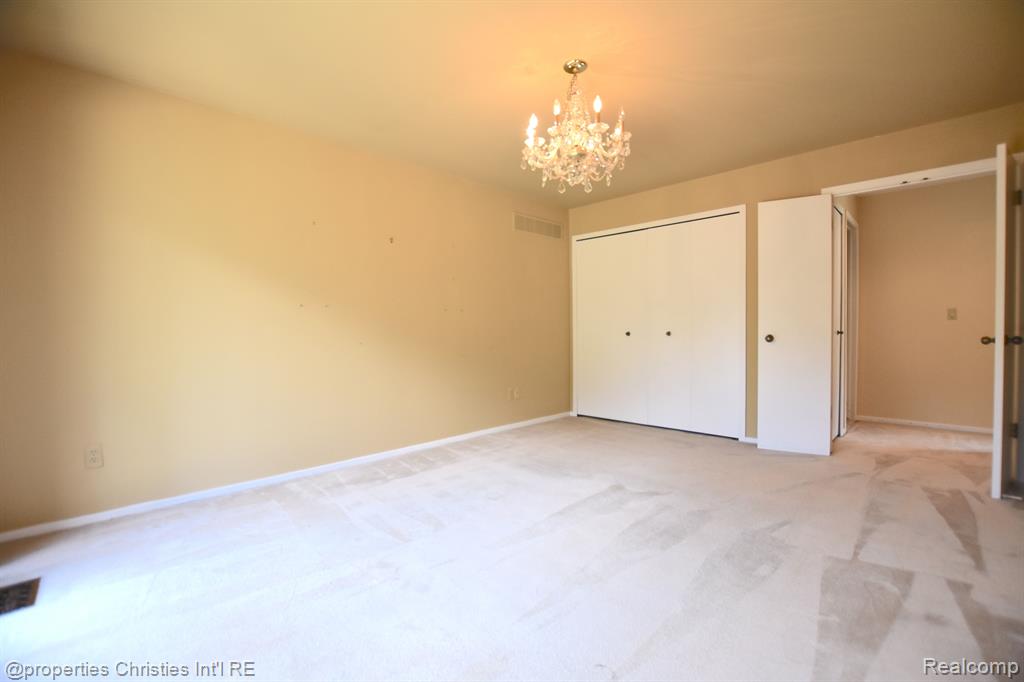 1752 S HILL Boulevard, Bloomfield Hills, MI 48304 — Photo 19