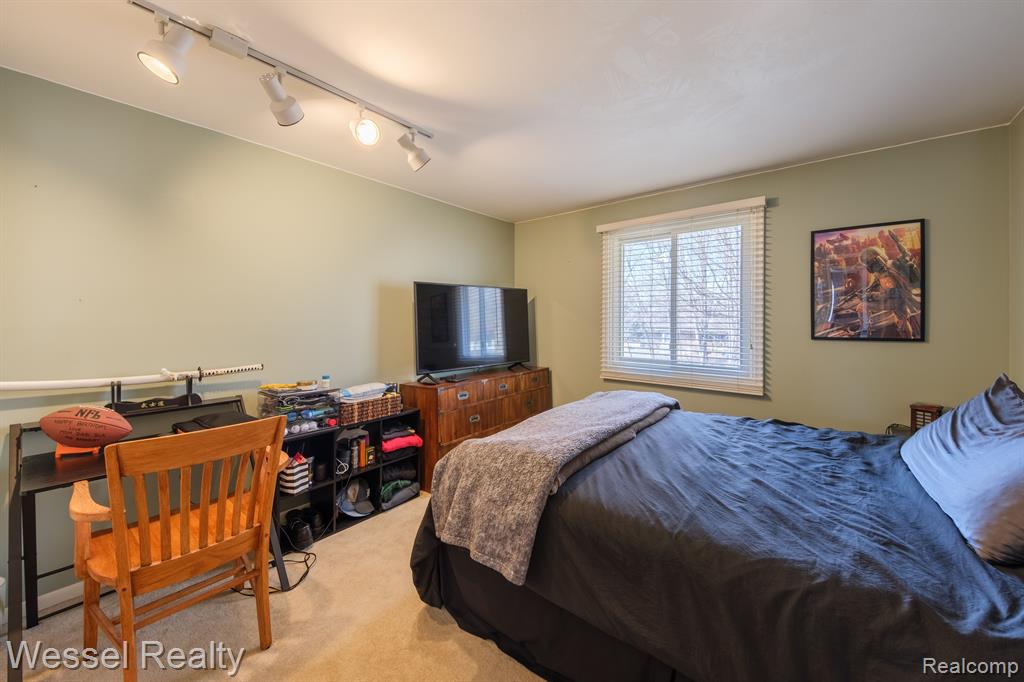 47829 BEN FRANKLIN Drive, Shelby Twp, MI 48315 — Photo 32