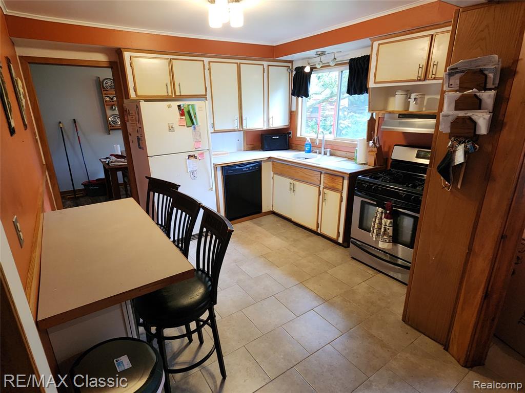 6388 Hermana Road, West Bloomfield, MI 48324 — Photo 8