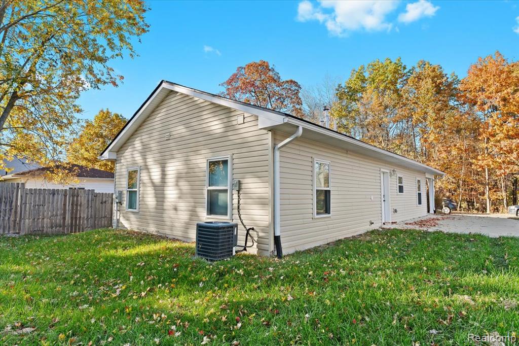 545 CALGARY Street, Auburn Hills, MI 48326 — Photo 3