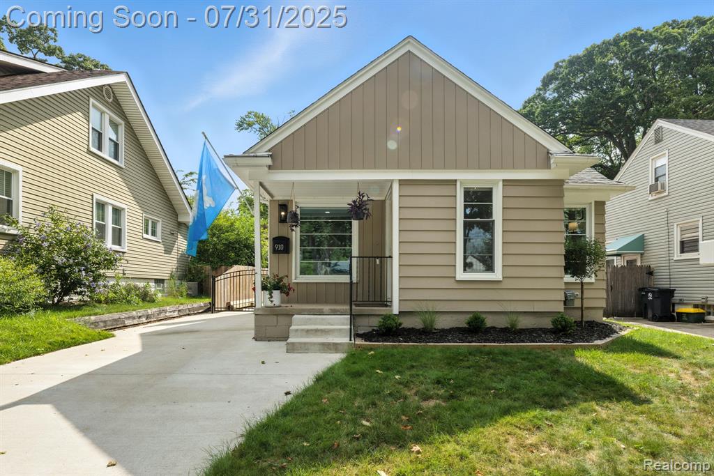 910 Maplegrove Avenue, Royal Oak, MI 48067 — Photo 2
