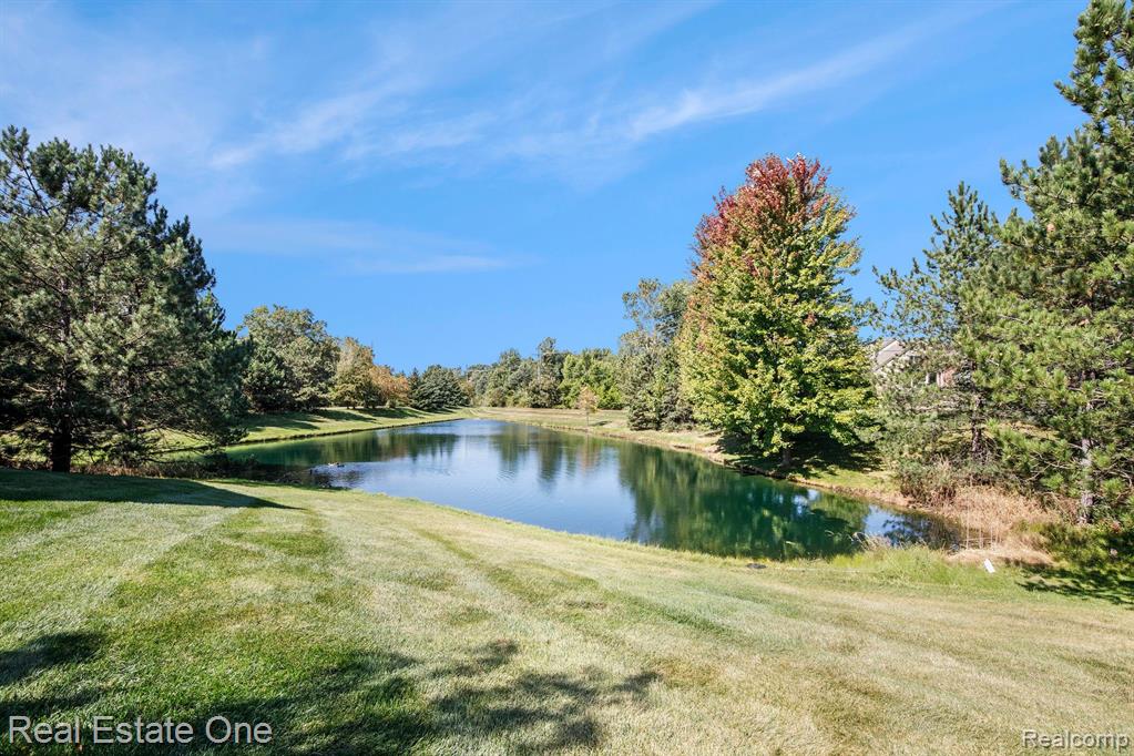 1948 FLAGSTONE Circle, Rochester, MI 48307 — Photo 25