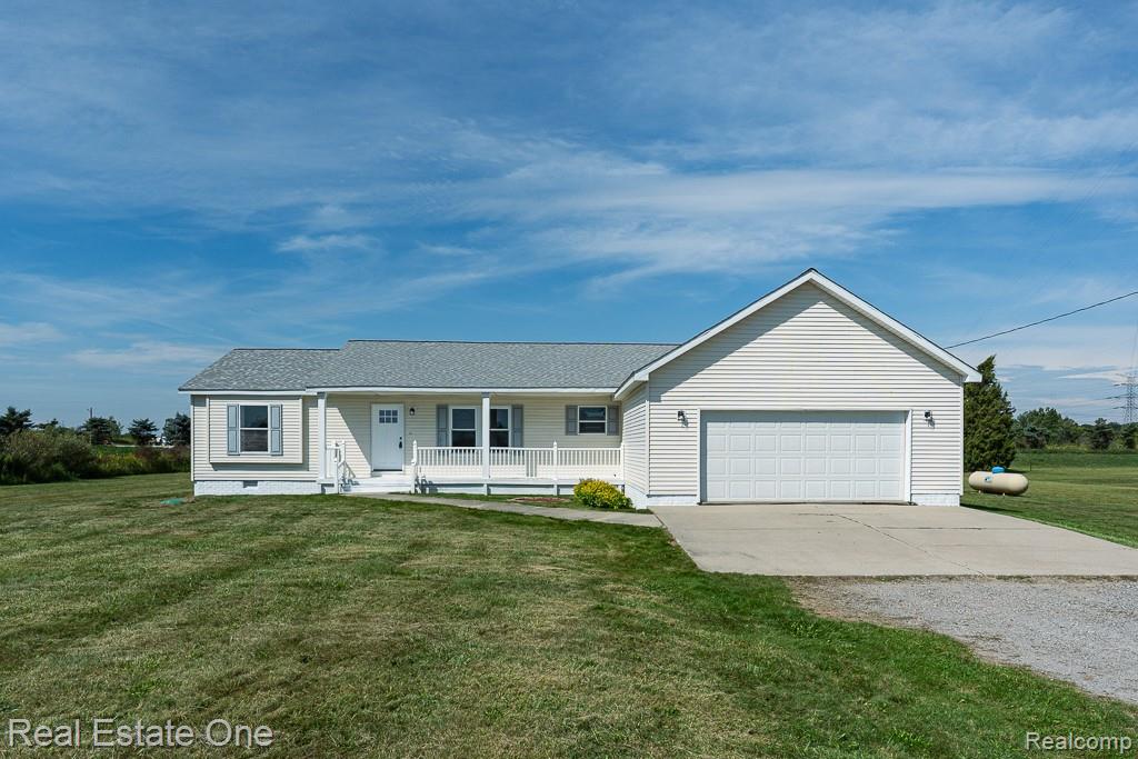 10185 N Genesee Road, Mount Morris, MI 48458 — front exterior