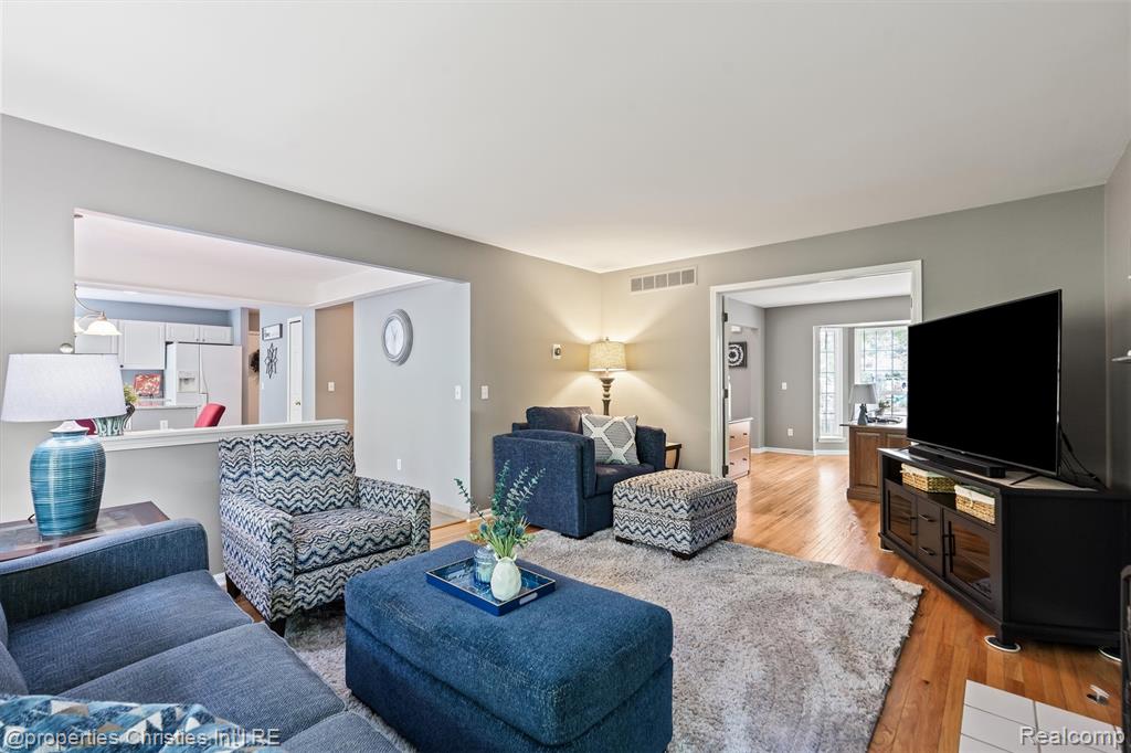 4709 Greenview Court, Commerce Twp, MI 48382 — Photo 8