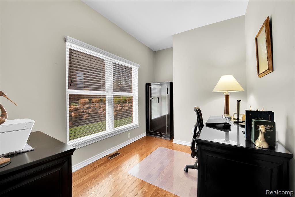 9549 KINGSWAY Circle, Clarkston, MI 48348 — Photo 6