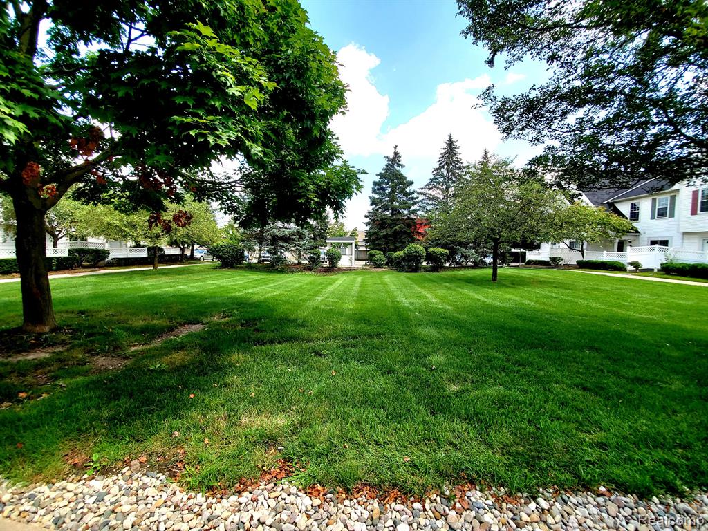 30346 NANTUCKET Drive, Farmington Hills, MI 48336 — Photo 24