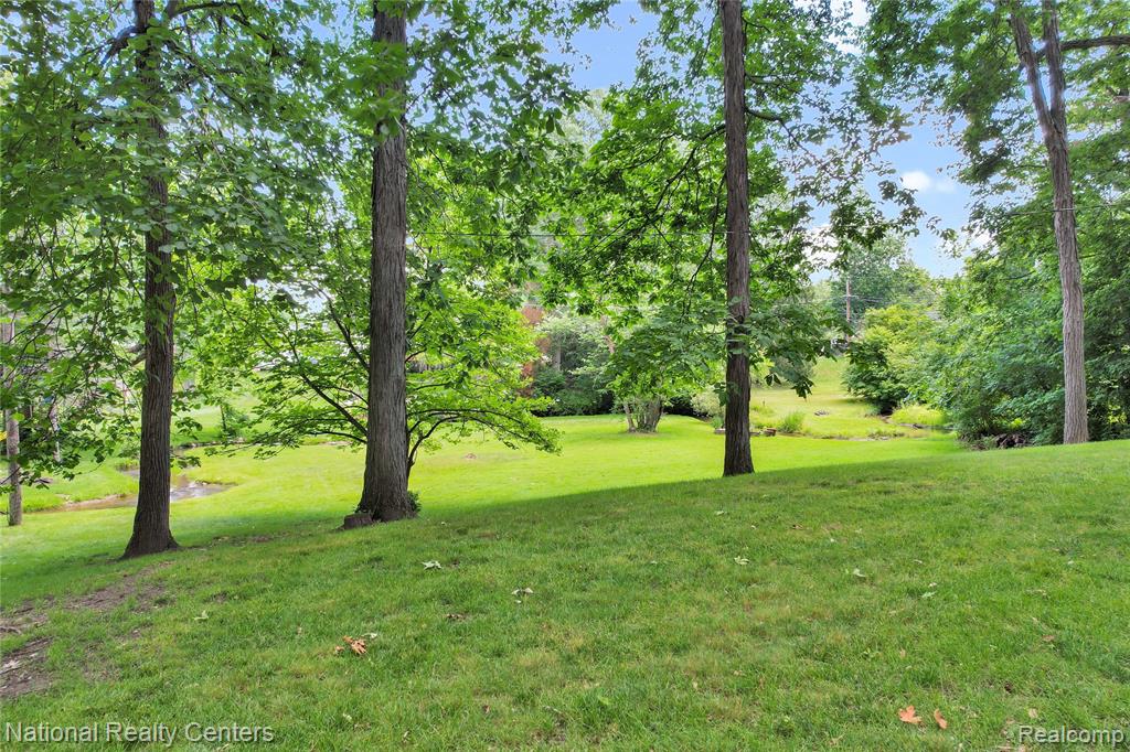 1521 Thread Valley, Holly, MI 48442 — Photo 7