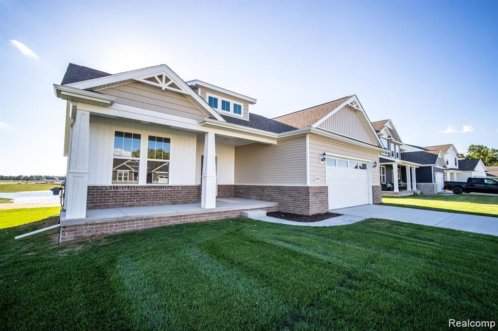 523 Round Rock Dr, Howell, MI 48843