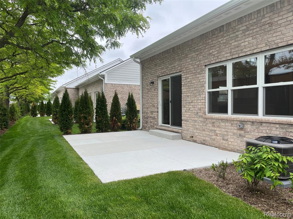 585 HERITAGE Pl, Saint Clair Shores, MI 48080 — Photo 11