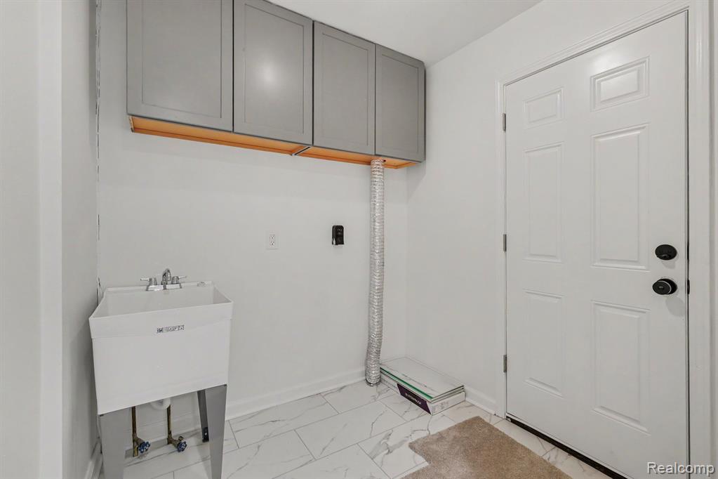 2056 Walden Court, Flint, MI 48532 — Photo 20