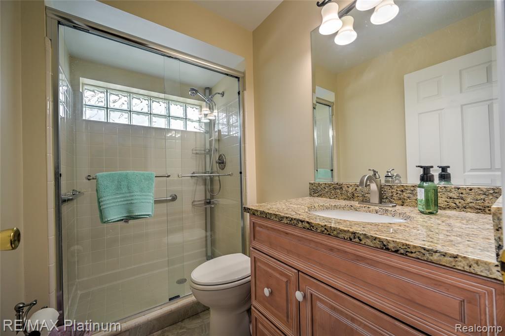 807 Whisperwood Drive, 70, Fenton, MI 48430 — Photo 24