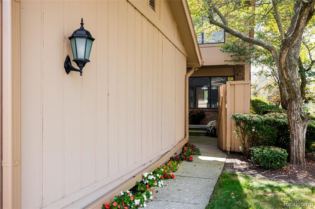 7118 Pebble Park Drive, West Bloomfield, MI — Photo 2