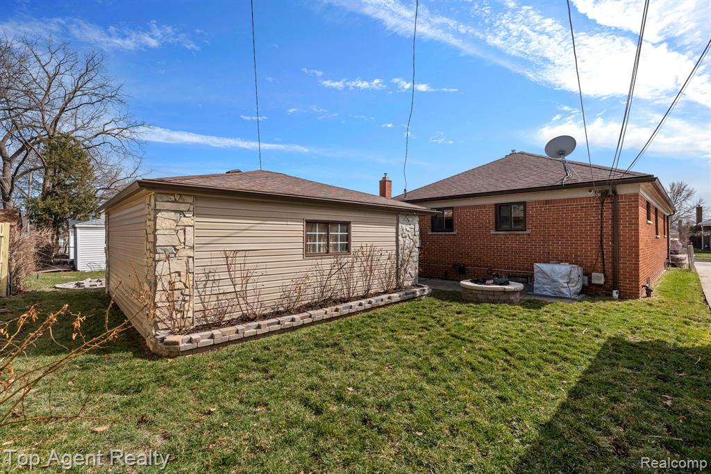 18027 Curtain Avenue, Eastpointe, MI 48021 — Photo 31