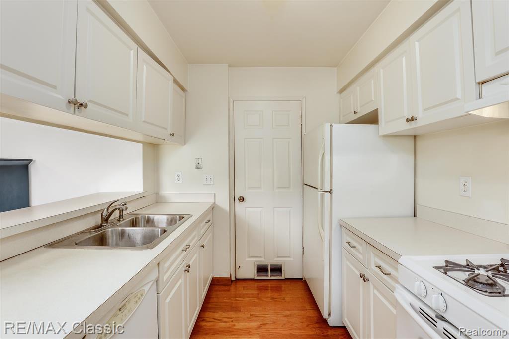 41716 ONAWAY Drive, Northville, MI 48167 — Photo 11