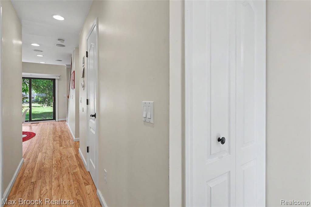 1669 Wimbledon Drive, Walled Lake, MI 48390 — Photo 12