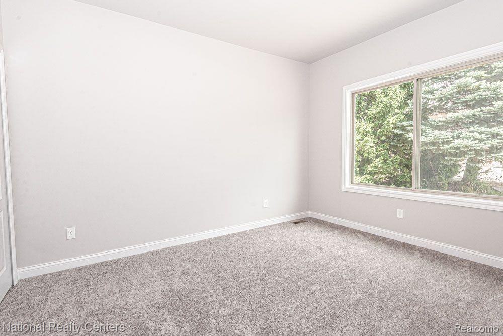 8374 Meadow Creek Drive, Goodrich Vlg, MI — Photo 25