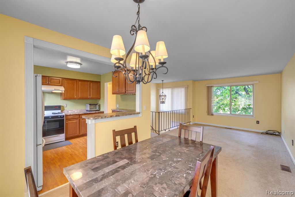 2952 ROUNDTREE Drive, Troy, MI 48083 — Photo 9