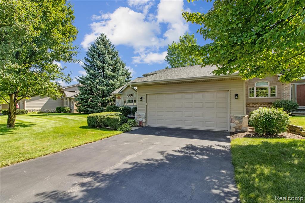 935 Mildred J Court, Brighton, MI 48116 — Photo 4