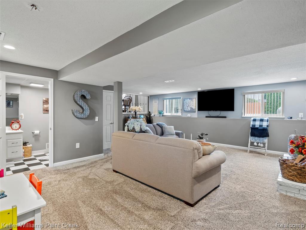 43092 Bond Court, Sterling Heights, MI 48313 — Photo 29