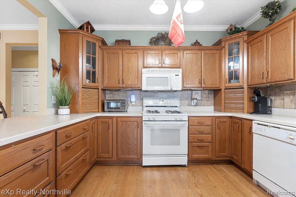 9283 FIRWOOD Road, South Lyon, MI 48178 — Photo 11