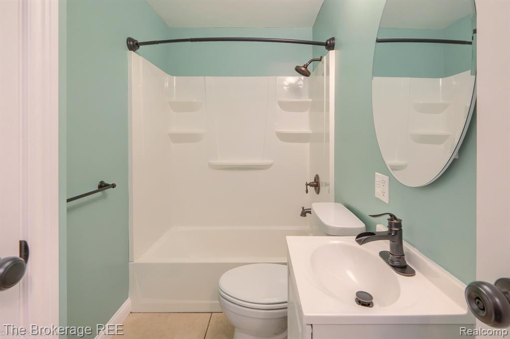 6230 Woodsdale Drive, Grand Blanc, MI 48439 — Photo 35