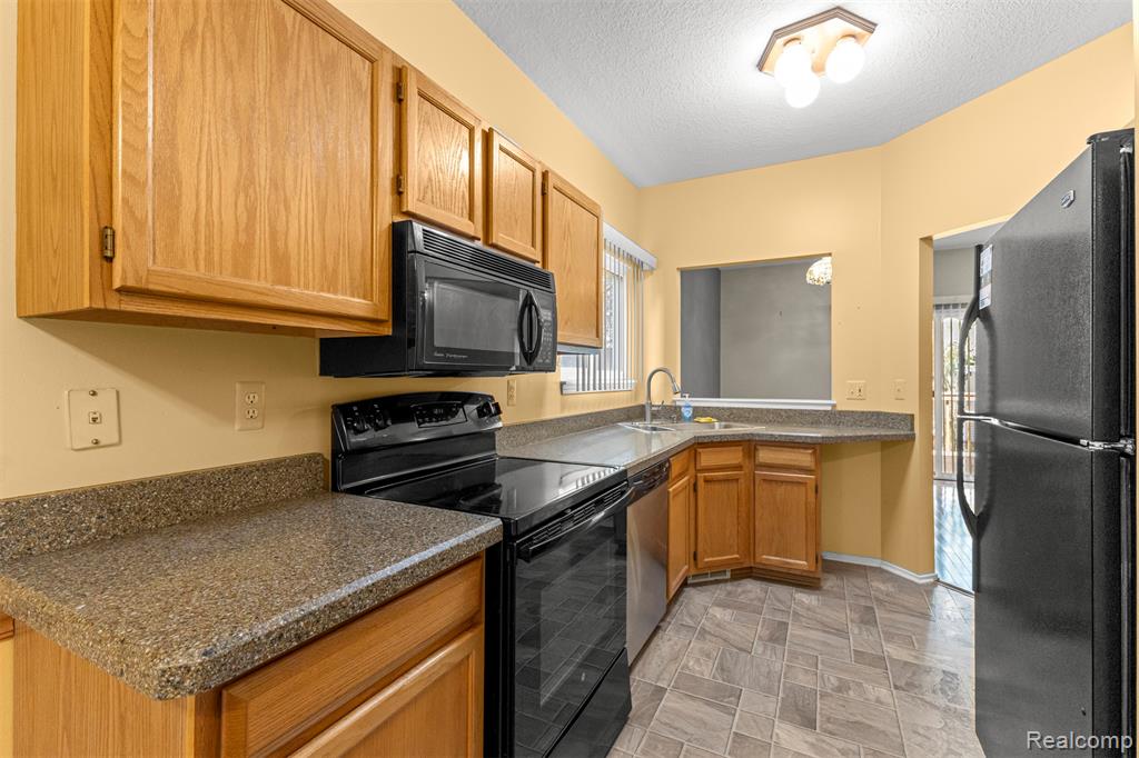 6546 Quail Run Circle, Westland, MI — Photo 16