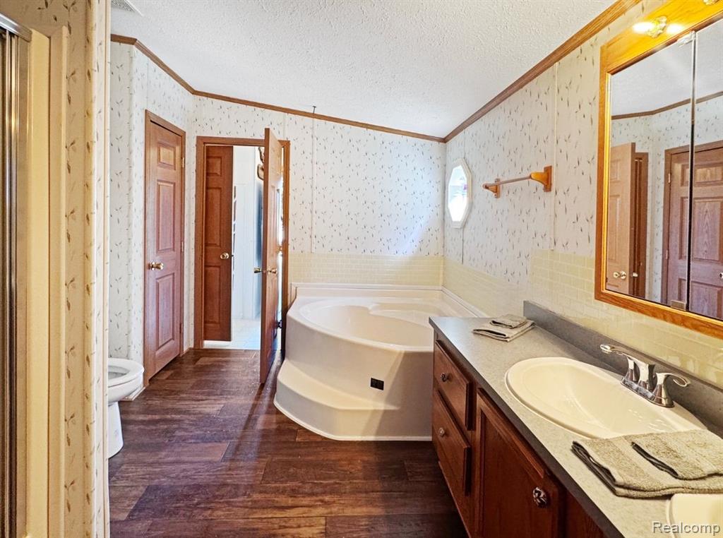8489 Barkwood Circle, Fenton, MI 48430 — Photo 18