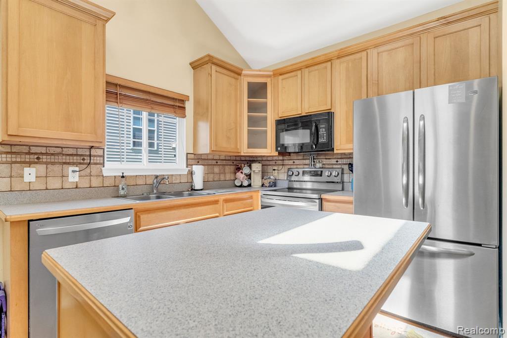 42682 Park Cresent Drive, Sterling Heights, MI 48313 — Photo 14
