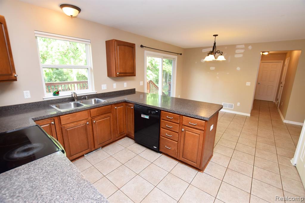 8352 OAK RIDGE Drive, Goodrich Vlg, MI — Photo 6