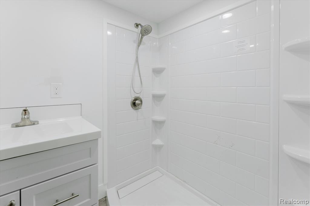 8355 HELEN, Center Line, MI 48015 — Photo 32