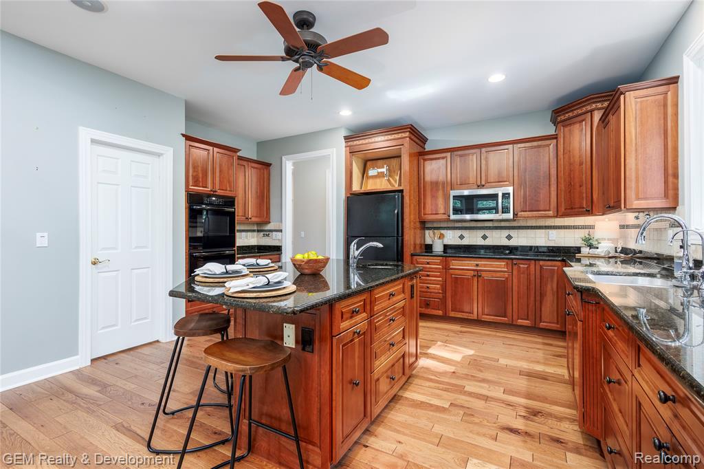 9054 Green Hickory Lane, Fenton, MI 48430 — Photo 14