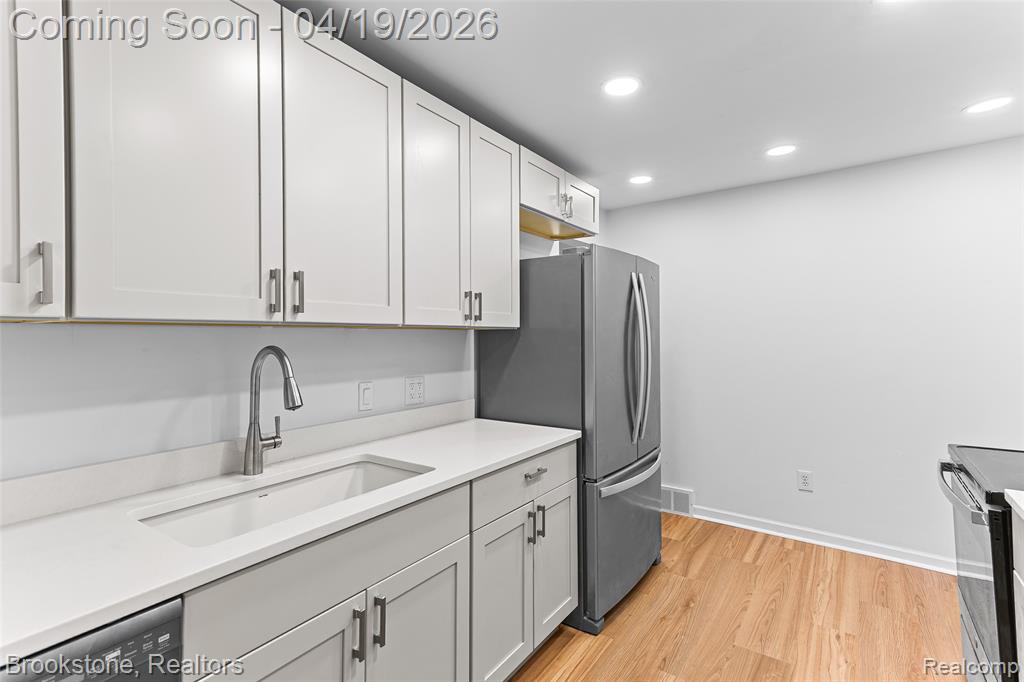 719 W 12 Mile Road, Royal Oak, MI 48073 — Photo 13