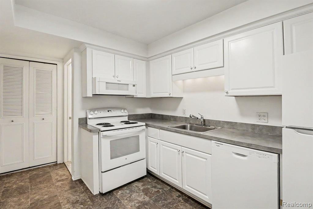 8232 Karam Boulevard, Warren, MI 48093 — Photo 9